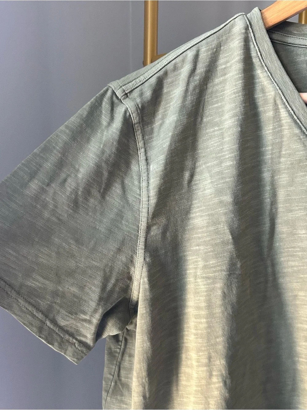Banana Republic Men’s Vintage style Olive Green V-Neck Short Sleeve Tee size M
